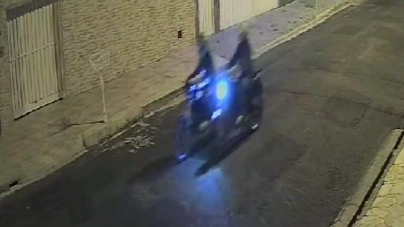 Jovem tem moto furtada e crime é registrado por câmeras de segurança