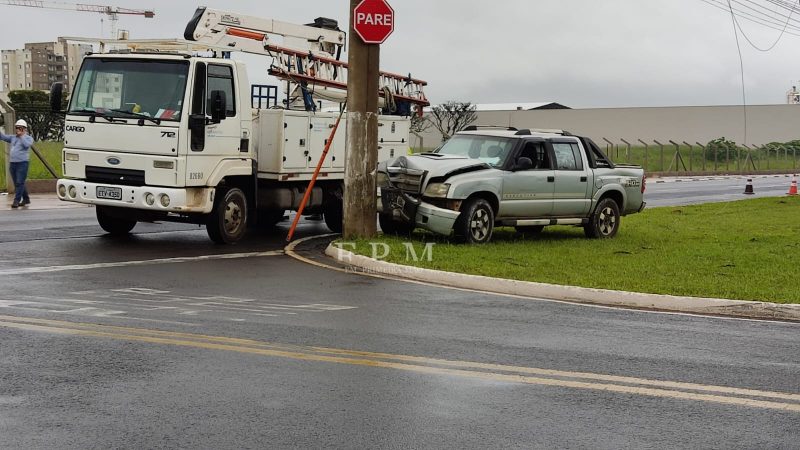 Motorista fica ferido após colidir caminhonete contra poste em Franca