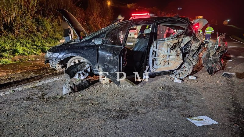 Carro com cinco pessoas capota na Cândido Portinari