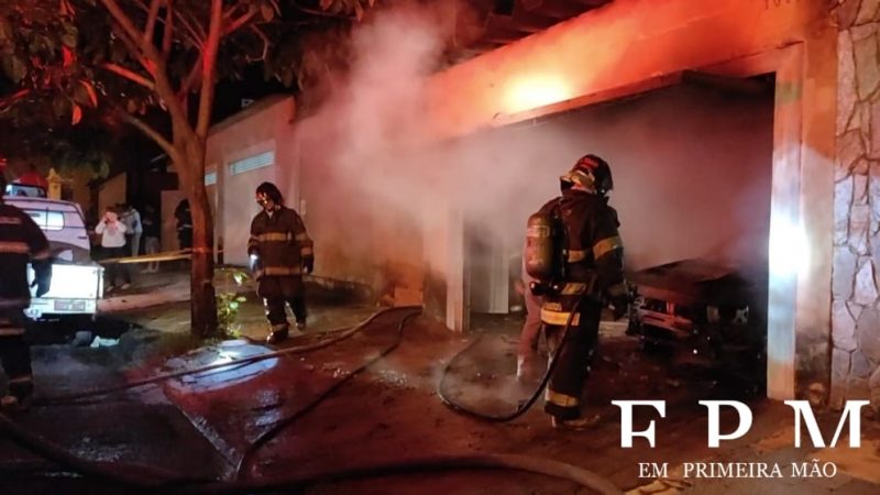 Veículo pega fogo dentro de garagem em Franca; polícia investiga possível incêndio criminoso