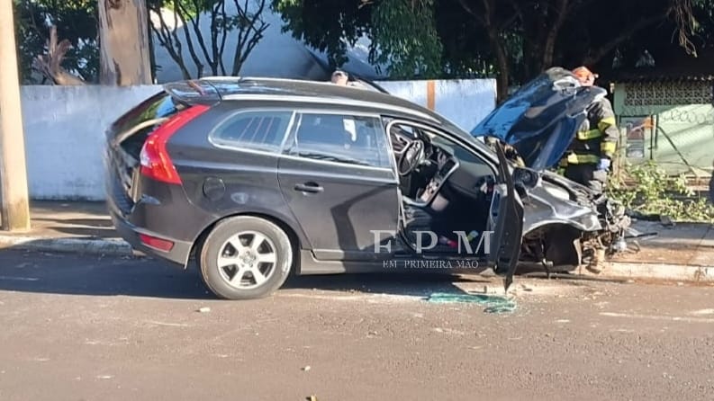 Motorista sofre mal súbito e colide com muro em avenida de Franca