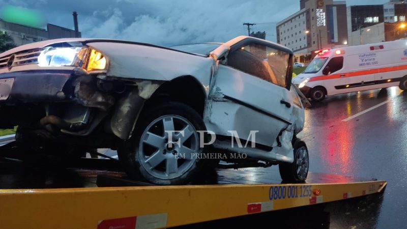 Carro aquaplana e colide com defensa metálica na Cândido Portinari, em Franca