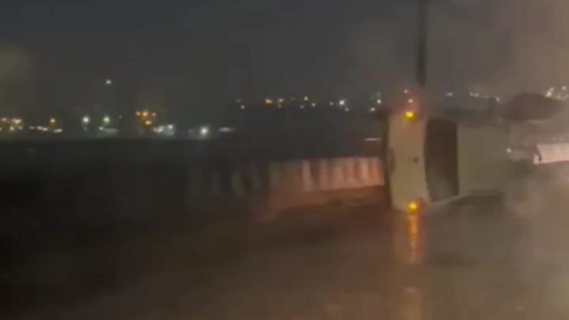 Veículo tomba na ponte de Rifaina durante forte chuva