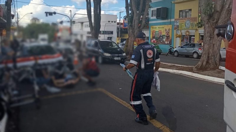 Jovem fica ferida em acidente entre caminhão, moto e carro na Avenida Major Nicácio