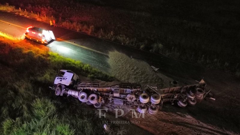 Bitrem carregado com gesso tomba às margens da Rodovia Cândido Portinari, em Franca