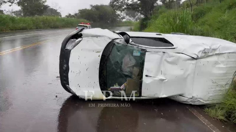 Carro capota após aquaplanar na rodovia Tancredo Neves entre Franca e Claraval