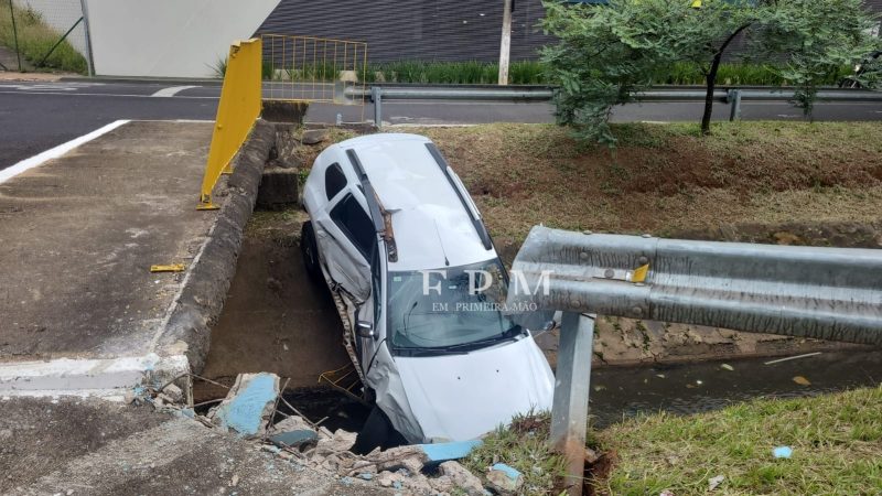 Motorista perde controle de veículo e carro cai no córrego Cubatão