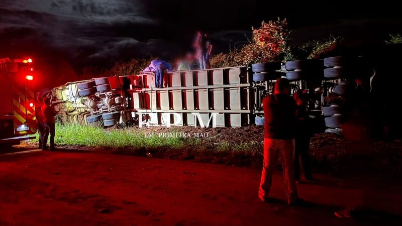 Caminhão boiadeiro tomba na rodovia Manoel Carrijo