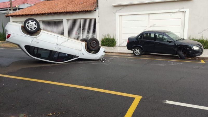 Câmera de segurança registra colisão seguida de capotamento no bairro São Joaquim em Franca