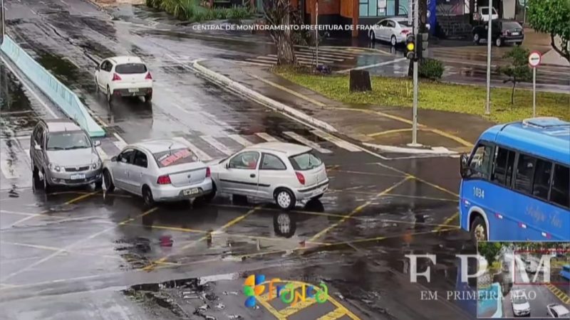 Roleta russa; sem semáforo, motoristas se arriscam em cruzamento movimentado de Franca