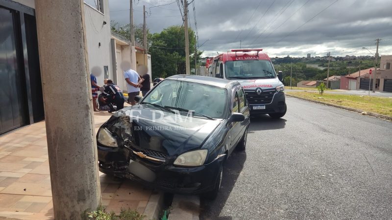 Carro bate em poste e deixa mãe e filho feridos no Residencial Palermo em Franca