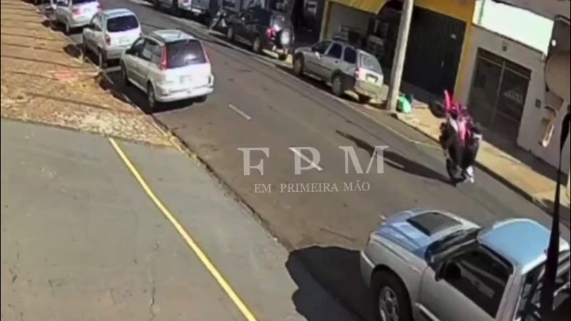 Motociclista empina moto, cai e atinge carro na Major Moura Mattos; câmeras registram a queda