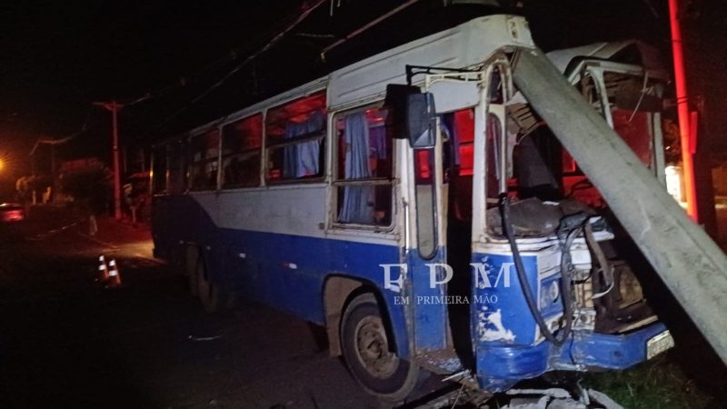 Ônibus desgovernado atinge poste e interdita rua na região norte de Franca