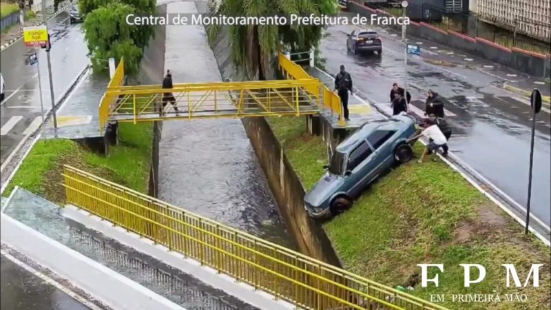 Câmeras de monitoramento registram momento em que carro cai no Córrego Cubatão, em Franca