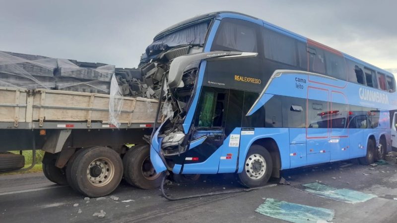 Colisão traseira entre ônibus e carreta deixa feridos na região