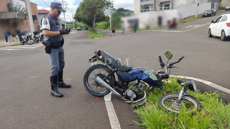 Moto parte ao meio após colisão com caminhonete em cruzamento de Franca