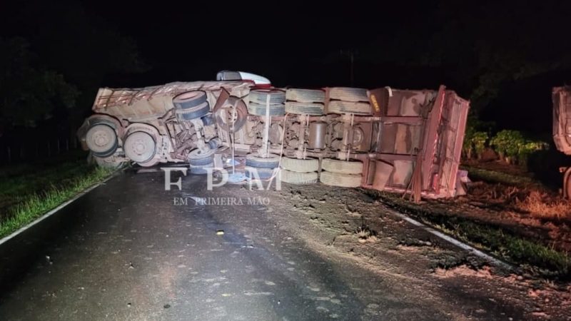 Carreta carregada com cimento tomba e interdita rodovia entre Franca e Ribeirão Corrente