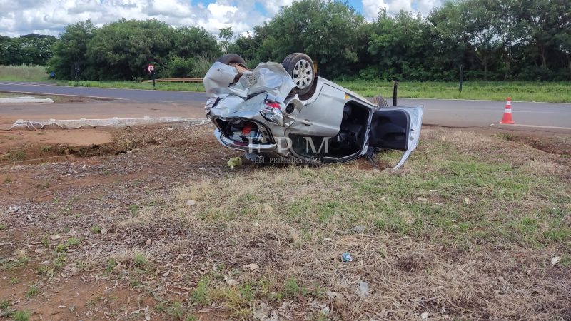 Carro capota após colisão na rodovia Prefeito Fábio Talarico em São José da Bela Vista