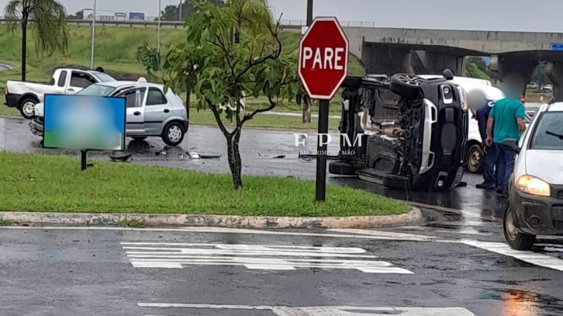 Carro tomba após colisão em rotatória de Franca