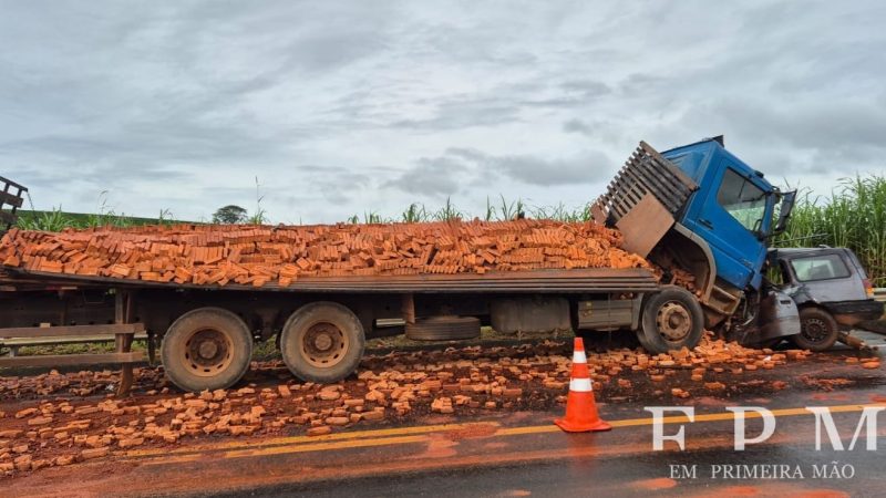 Colisão frontal entre carro e caminhão deixa uma vítima fatal na região