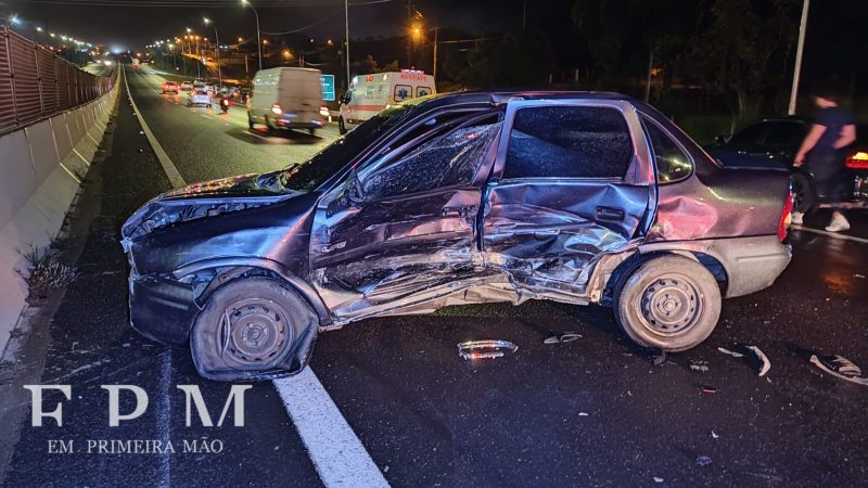 Carros ficam destruídos após acidente na Cândido Portinari, em Franca