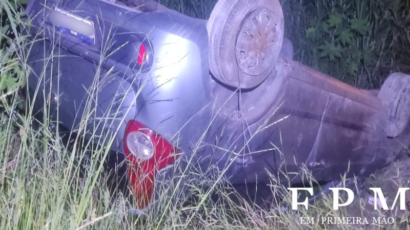 Susto na rodovia: pai e filho saem ilesos após capotamento na Fábio Talarico