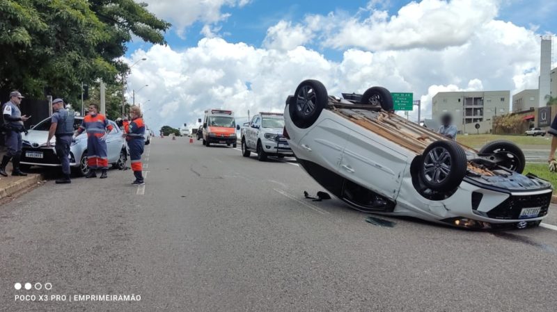 Carro capota após colisão com veículo estacionado em avenida de Franca