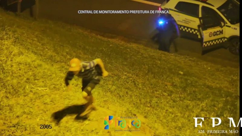 Câmeras de monitoramento flagram criminosos furtando fiação de semáforo na Vila São Sebastião, em Franca