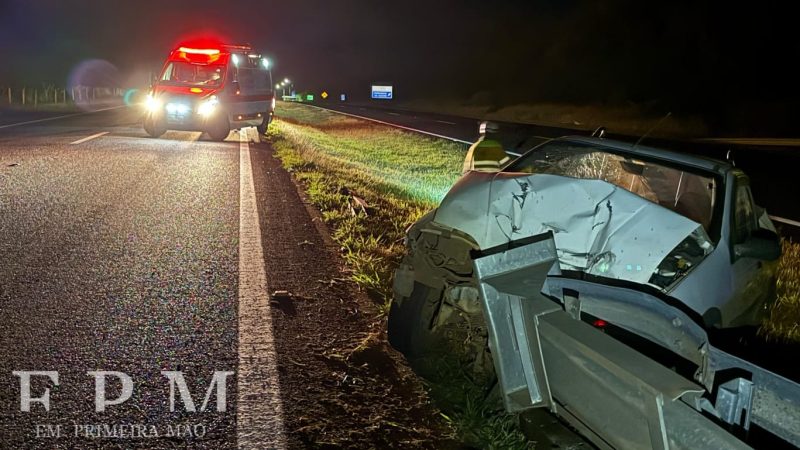 Motorista perde controle de veículo e colide em guard rail em rodovia da região