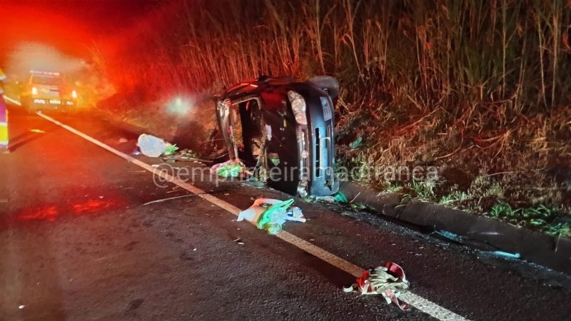 Carro capota após motorista atropelar capivara na Rodovia Engenheiro Ronan Rocha