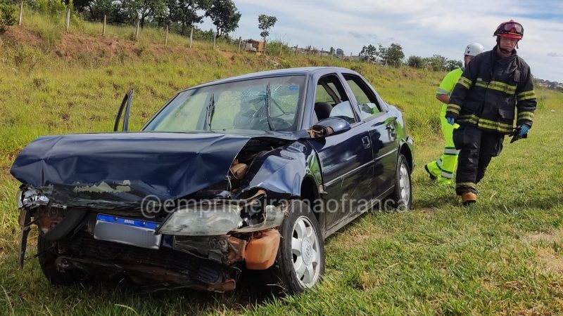 Motorista perde controle de veículo e colide com mureta de proteção na Cândido Portinari