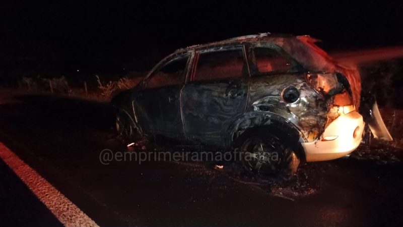 Incêndio em veículo mobiliza equipe do Corpo de Bombeiros