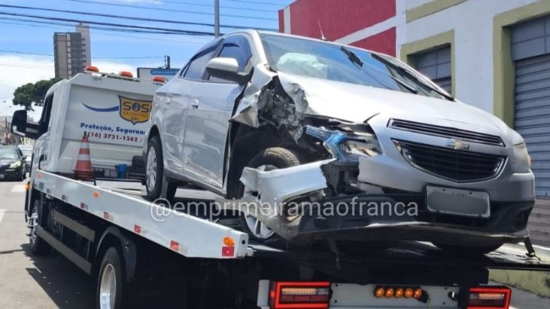 Câmera de segurança registra colisão entre dois veículos em cruzamento de Franca