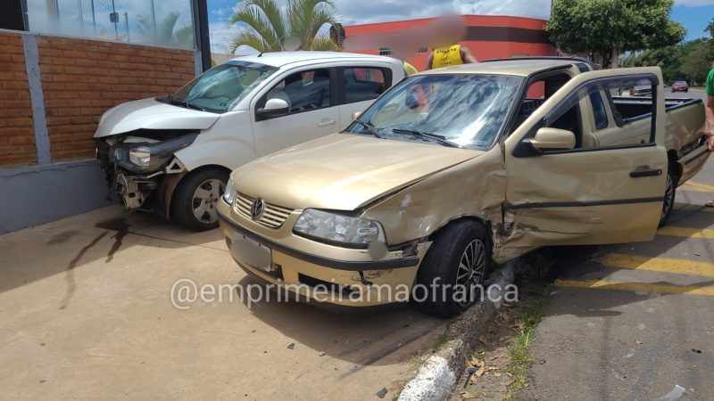 Idosa fica ferida após colisão entre dois veículos em avenida de Franca