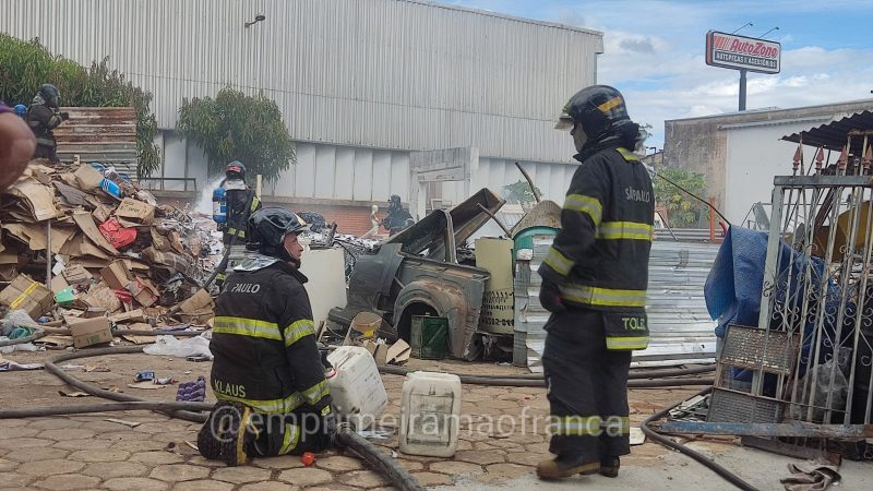 Corpo de Bombeiros combate incêndio em depósito de recicláveis em Franca