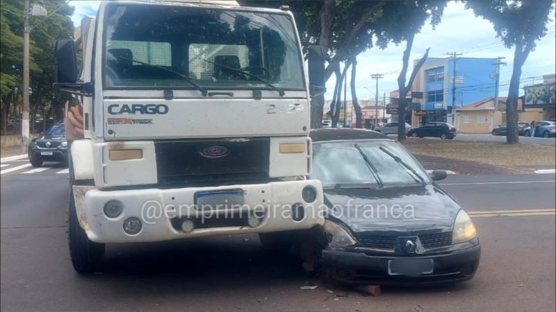 Acidente entre carro e caminhão é registrado por câmera de monitoramento em Franca