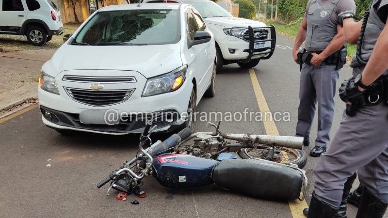 Adolescente fica gravemente ferido após colisão entre moto e carro em Franca