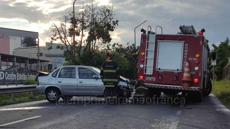 Motorista fica ferido após perder controle de veículo e colidir com guard rail em avenida de Franca