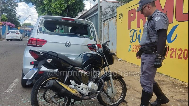 Jovem perde controle de moto e colide com carro estacionado em Franca